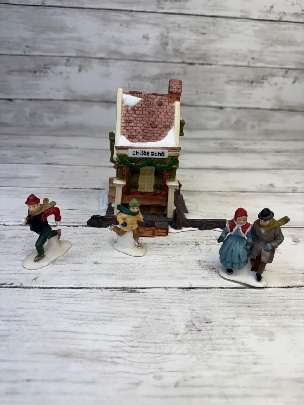 Department 56 Childe Pond & skaters set of 4 Christmas village accessories